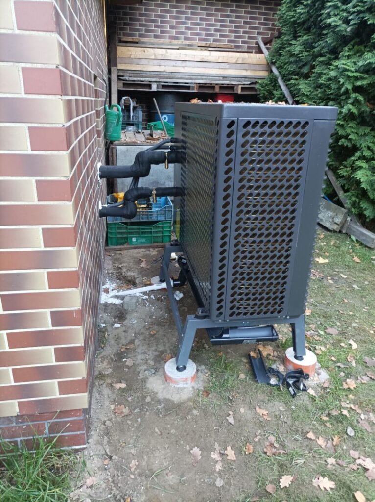 Z pompy ciepła leje się woda