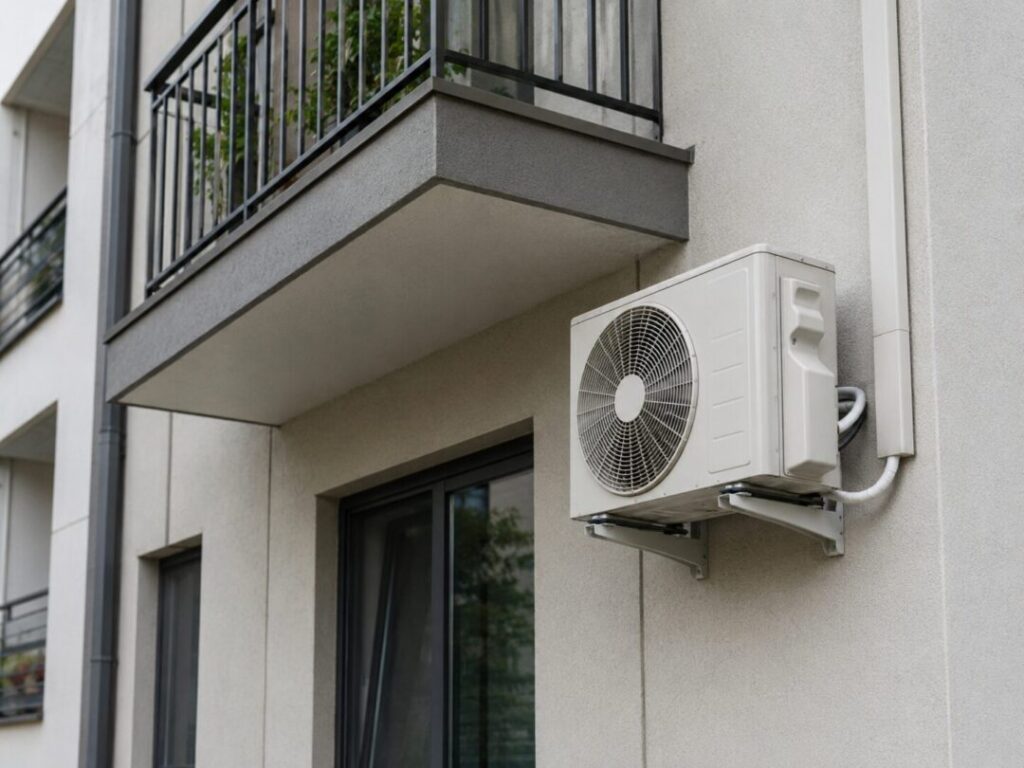 montaż klimatyzacji na elewacji budynku